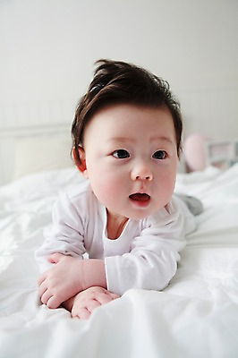 포토 JPG 라이프스타일 응시 남자 어린이라이프 아들 엎드리기 실내 한명 사람 동양인 앞모습 아웃포커스 눕기 귀여움 한국인 침대 아기 남자만 남자한명만 아기만 남자아기만 남자아기한명만 국내포토 1 시선 어린이 뷰포인트 가구 컨셉 가족 모션 촬영기법 인종 내부 생활 파일형식