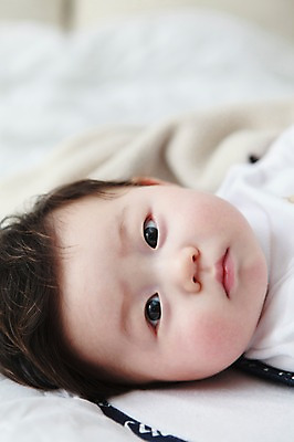 포토 JPG 라이프스타일 남자 어린이라이프 아들 얼굴 실내 한명 사람 동양인 상반신 아웃포커스 신체부위 눕기 귀여움 한국인 침대 아기 남자만 남자한명만 아기만 남자아기만 남자아기한명만 국내포토 1 어린이 가구 컨셉 가족 모션 촬영기법 인종 내부 생활 파일형식