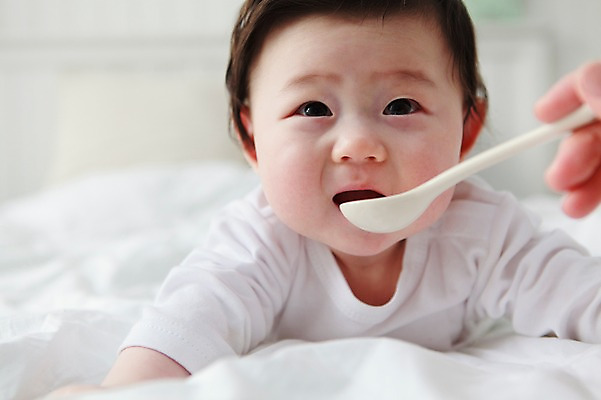 포토 JPG 라이프스타일 남자 어린이라이프 아들 엎드리기 실내 한명 사람 동양인 상반신 앞모습 아웃포커스 눕기 귀여움 숟가락 식사 한국인 아기 먹기 이유식 남자만 남자한명만 아기만 남자아기만 남자아기한명만 국내포토 1 어린이 음식 뷰포인트 컨셉 가족 모션 촬영기법 수저 인종 내부 생활 파일형식