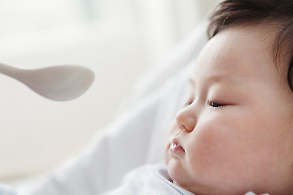 포토 JPG 라이프스타일 남자 어린이라이프 아들 실내 한명 사람 동양인 근접촬영 상반신 옆모습 아웃포커스 눕기 귀여움 숟가락 식사 한국인 아기 이유식 남자만 남자한명만 아기만 남자아기만 남자아기한명만 국내포토 1 어린이 음식 뷰포인트 컨셉 가족 모션 촬영기법 수저 인종 내부 생활 파일형식