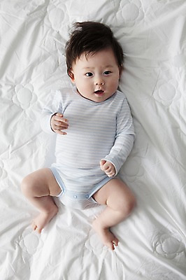 포토 JPG 전신 라이프스타일 남자 어린이라이프 아들 실내 한명 사람 동양인 앞모습 하이앵글 눕기 귀여움 한국인 침대 아기 남자만 남자한명만 아기만 남자아기만 남자아기한명만 국내포토 1 어린이 뷰포인트 가구 컨셉 가족 모션 인종 내부 생활 파일형식