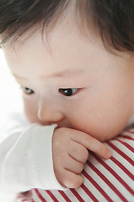 포토 JPG 라이프스타일 응시 여자 남자 어린이라이프 아들 얼굴 가족 안기 포옹 엄마 실내 사람 동양인 근접촬영 상반신 성인 두명 옆모습 신체부위 귀여움 한국인 아기 모성애 국내포토 시선 어린이 뷰포인트 컨셉 관계 모션 인종 내부 생활 파일형식