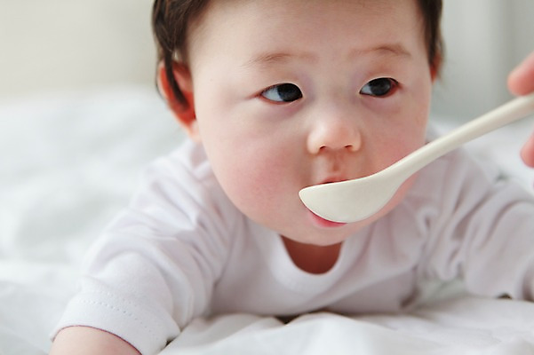 포토 JPG 라이프스타일 남자 어린이라이프 아들 엎드리기 실내 한명 사람 동양인 상반신 앞모습 아웃포커스 눕기 귀여움 숟가락 식사 한국인 아기 먹기 이유식 남자만 남자한명만 아기만 남자아기만 남자아기한명만 국내포토 1 어린이 음식 뷰포인트 컨셉 가족 모션 촬영기법 수저 인종 내부 생활 파일형식