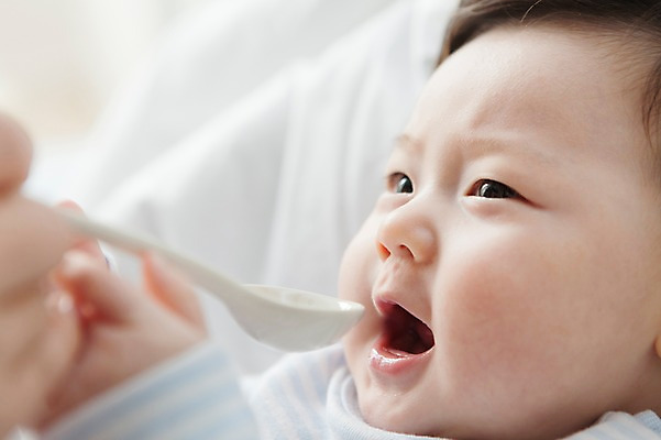 포토 JPG 라이프스타일 남자 어린이라이프 아들 실내 한명 사람 동양인 근접촬영 상반신 옆모습 아웃포커스 눕기 귀여움 숟가락 식사 한국인 아기 이유식 남자만 남자한명만 아기만 남자아기만 남자아기한명만 국내포토 1 어린이 음식 뷰포인트 컨셉 가족 모션 촬영기법 수저 인종 내부 생활 파일형식