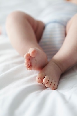 포토 JPG 라이프스타일 남자 어린이라이프 아들 신체 발 실내 한명 사람 동양인 근접촬영 아웃포커스 신체부위 눕기 귀여움 한국인 하반신 침대 다리 아기 남자만 남자한명만 아기만 남자아기만 남자아기한명만 국내포토 1 어린이 뷰포인트 가구 컨셉 가족 모션 촬영기법 인종 내부 생활 파일형식