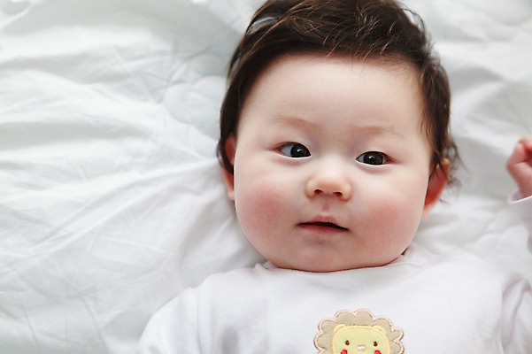 포토 JPG 라이프스타일 남자 어린이라이프 아들 실내 한명 사람 동양인 상반신 앞모습 하이앵글 눕기 귀여움 한국인 침대 아기 남자만 남자한명만 아기만 남자아기만 남자아기한명만 국내포토 1 어린이 뷰포인트 가구 컨셉 가족 모션 인종 내부 생활 파일형식