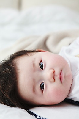 포토 JPG 라이프스타일 남자 어린이라이프 아들 얼굴 실내 한명 사람 동양인 상반신 아웃포커스 신체부위 눕기 귀여움 한국인 침대 아기 남자만 남자한명만 아기만 남자아기만 남자아기한명만 국내포토 1 어린이 가구 컨셉 가족 모션 촬영기법 인종 내부 생활 파일형식