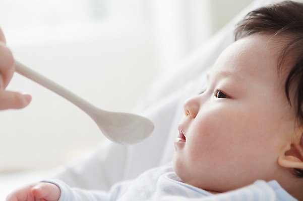 포토 JPG 라이프스타일 남자 어린이라이프 아들 실내 한명 사람 동양인 근접촬영 상반신 옆모습 아웃포커스 눕기 귀여움 숟가락 식사 한국인 아기 이유식 남자만 남자한명만 아기만 남자아기만 남자아기한명만 국내포토 1 어린이 음식 뷰포인트 컨셉 가족 모션 촬영기법 수저 인종 내부 생활 파일형식