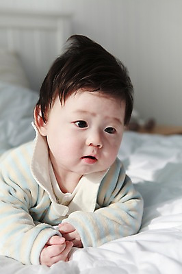 포토 JPG 라이프스타일 응시 남자 어린이라이프 아들 엎드리기 실내 한명 사람 동양인 상반신 앞모습 아웃포커스 눕기 귀여움 한국인 침대 아기 남자만 남자한명만 아기만 남자아기만 남자아기한명만 국내포토 1 시선 어린이 뷰포인트 가구 컨셉 가족 모션 촬영기법 인종 내부 생활 파일형식