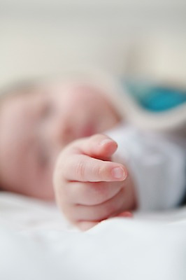 포토 JPG 라이프스타일 손 남자 어린이라이프 아들 신체 실내 한명 사람 동양인 근접촬영 아웃포커스 신체부위 귀여움 한국인 아기 아기만 국내포토 1 어린이 뷰포인트 컨셉 가족 촬영기법 인종 내부 생활 파일형식