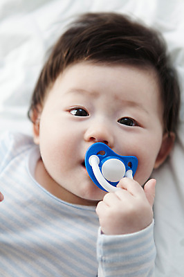 포토 JPG 라이프스타일 남자 어린이라이프 아들 실내 한명 사람 동양인 근접촬영 상반신 앞모습 아웃포커스 눕기 귀여움 한국인 침대 아기 물기 노리개젖꼭지 남자만 남자한명만 아기만 남자아기만 남자아기한명만 국내포토 1 어린이 뷰포인트 가구 컨셉 가족 모션 촬영기법 인종 내부 생활 아기용품 파일형식