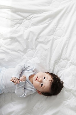 포토 JPG 라이프스타일 남자 어린이라이프 아들 실내 한명 사람 동양인 상반신 앞모습 하이앵글 눕기 귀여움 한국인 침대 아기 남자만 남자한명만 아기만 남자아기만 남자아기한명만 국내포토 1 어린이 뷰포인트 가구 컨셉 가족 모션 인종 내부 생활 파일형식