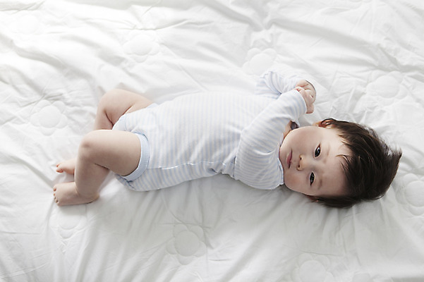 포토 JPG 전신 라이프스타일 남자 어린이라이프 아들 실내 한명 사람 동양인 앞모습 하이앵글 눕기 귀여움 한국인 침대 아기 남자만 남자한명만 아기만 남자아기만 남자아기한명만 국내포토 1 어린이 뷰포인트 가구 컨셉 가족 모션 인종 내부 생활 파일형식