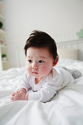 포토 JPG 라이프스타일 응시 남자 어린이라이프 아들 엎드리기 실내 한명 사람 동양인 앞모습 아웃포커스 눕기 귀여움 한국인 침대 아기 남자만 남자한명만 아기만 남자아기만 남자아기한명만 국내포토 1 시선 어린이 뷰포인트 가구 컨셉 가족 모션 촬영기법 인종 내부 생활 파일형식