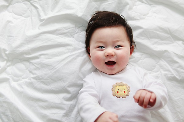 포토 JPG 라이프스타일 남자 어린이라이프 아들 실내 한명 미소 웃음 사람 동양인 상반신 앞모습 하이앵글 눕기 귀여움 한국인 침대 아기 남자만 남자한명만 아기만 남자아기만 남자아기한명만 국내포토 1 어린이 뷰포인트 가구 컨셉 가족 모션 표정 인종 내부 생활 파일형식