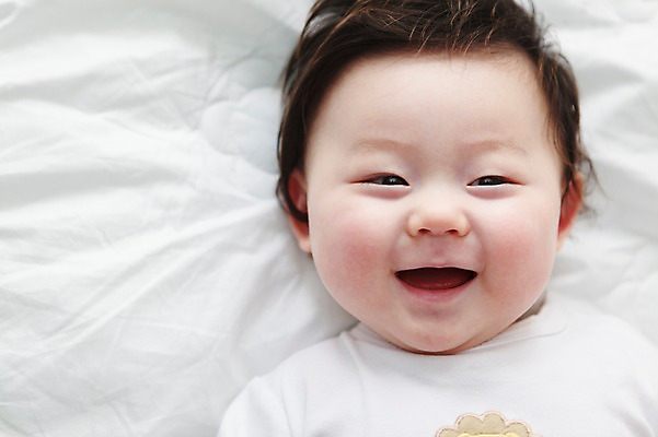 포토 JPG 라이프스타일 남자 어린이라이프 아들 실내 한명 미소 웃음 사람 동양인 상반신 앞모습 하이앵글 눕기 귀여움 한국인 침대 아기 남자만 남자한명만 아기만 남자아기만 남자아기한명만 국내포토 1 어린이 뷰포인트 가구 컨셉 가족 모션 표정 인종 내부 생활 파일형식