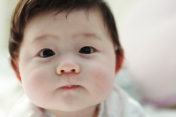 포토 JPG 라이프스타일 응시 남자 어린이라이프 아들 얼굴 엎드리기 실내 한명 사람 동양인 근접촬영 상반신 앞모습 아웃포커스 신체부위 귀여움 한국인 아기 남자만 남자한명만 아기만 남자아기만 남자아기한명만 국내포토 1 시선 어린이 뷰포인트 컨셉 가족 모션 촬영기법 인종 내부 생활 파일형식