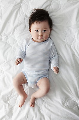 포토 JPG 전신 라이프스타일 남자 어린이라이프 아들 실내 한명 사람 동양인 앞모습 하이앵글 눕기 귀여움 한국인 침대 아기 남자만 남자한명만 아기만 남자아기만 남자아기한명만 국내포토 1 어린이 뷰포인트 가구 컨셉 가족 모션 인종 내부 생활 파일형식