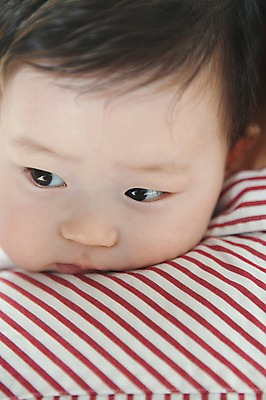 포토 JPG 라이프스타일 응시 여자 남자 어린이라이프 아들 얼굴 가족 안기 포옹 엄마 실내 사람 동양인 근접촬영 상반신 성인 두명 앞모습 뒷모습 신체부위 귀여움 한국인 아기 모성애 국내포토 시선 어린이 뷰포인트 컨셉 관계 모션 인종 내부 생활 파일형식