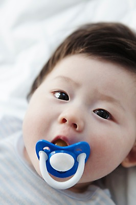 포토 JPG 라이프스타일 남자 어린이라이프 아들 실내 한명 사람 동양인 근접촬영 상반신 앞모습 아웃포커스 눕기 귀여움 한국인 침대 아기 물기 노리개젖꼭지 남자만 남자한명만 아기만 남자아기만 남자아기한명만 국내포토 1 어린이 뷰포인트 가구 컨셉 가족 모션 촬영기법 인종 내부 생활 아기용품 파일형식