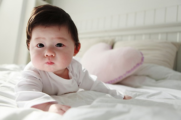 포토 JPG 라이프스타일 남자 어린이라이프 아들 엎드리기 쿠션 베개 실내 한명 사람 동양인 상반신 앞모습 아웃포커스 눕기 귀여움 이불 한국인 침대 아기 하트쿠션 남자만 남자한명만 아기만 남자아기만 남자아기한명만 국내포토 1 어린이 뷰포인트 가구 컨셉 가족 침구 모션 촬영기법 인종 내부 생활 하트 파일형식