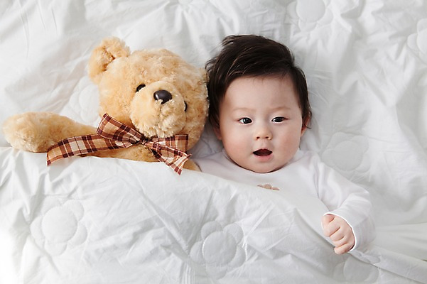 포토 JPG 라이프스타일 남자 어린이라이프 아들 인형 실내 한명 사람 상반신 앞모습 하이앵글 눕기 장난감 귀여움 곰인형 이불 한국인 침대 아기 남자아기한명만 국내포토 1 어린이 뷰포인트 가구 컨셉 가족 침구 모션 동양인 내부 생활 남자한명만 남자아기만 파일형식