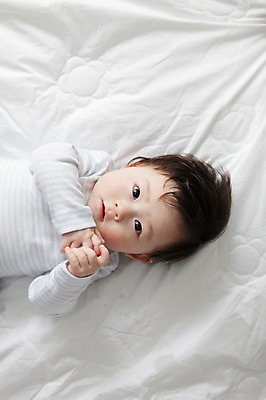 포토 JPG 라이프스타일 남자 어린이라이프 아들 실내 한명 사람 동양인 상반신 앞모습 하이앵글 눕기 귀여움 한국인 침대 아기 남자만 남자한명만 아기만 남자아기만 남자아기한명만 국내포토 1 어린이 뷰포인트 가구 컨셉 가족 모션 인종 내부 생활 파일형식