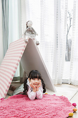 포토 JPG 라이프스타일 여자 딸 어린이라이프 어린이 인형 엎드리기 창문 놀이 실내 한명 미소 웃음 사람 동양인 소녀 앞모습 눕기 턱괴기 카펫 유치원생 한국인 매트 커튼 아이방 여자만 여자한명만 어린이만 소녀만 소녀한명만 국내포토 1 뷰포인트 가족 모션 표정 인종 내부 생활 방 파일형식