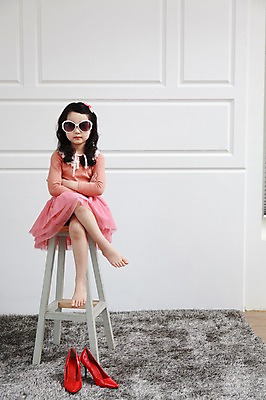 포토 JPG 전신 라이프스타일 여자 패션 딸 어린이라이프 어린이 구두 의자 놀이 실내 한명 사람 앉기 동양인 소녀 빨간색 선글라스 카펫 유치원생 한국인 매트 다리꼬기 엄마놀이 여자만 여자한명만 어린이만 소녀만 소녀한명만 국내포토 1 안경 컬러 가구 신발 가족 모션 인종 내부 생활 파일형식