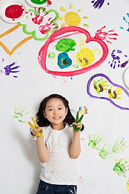 포토 JPG 라이프스타일 접시 여자 딸 어린이라이프 어린이 놀이 바닥 실내 손바닥 미술 한명 미소 웃음 사람 동양인 손짓 소녀 상반신 앞모습 하이앵글 눕기 페인트 물감 그림물감 유치원생 한국인 그리기 그림 브이 여자만 여자한명만 어린이만 소녀만 소녀한명만 국내포토 1 식기 손 뷰포인트 가족 모션 문화예술 표정 인종 내부 생활 미술도구 파일형식