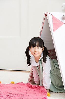 포토 JPG 라이프스타일 여자 딸 어린이라이프 어린이 놀이 실내 한명 미소 웃음 사람 앉기 동양인 소녀 상반신 옆모습 카펫 유치원생 한국인 매트 아이방 여자만 여자한명만 어린이만 소녀만 소녀한명만 국내포토 1 뷰포인트 가족 모션 표정 인종 내부 생활 방 파일형식