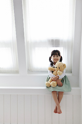 포토 JPG 전신 라이프스타일 여자 딸 어린이라이프 어린이 인형 창문 실내 한명 미소 웃음 들기 사람 앉기 동양인 소녀 앞모습 장난감 유치원생 곰인형 한국인 창가 인형놀이 여자만 여자한명만 어린이만 소녀만 소녀한명만 국내포토 1 뷰포인트 가족 모션 놀이 표정 인종 내부 생활 파일형식