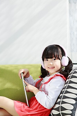 포토 JPG 라이프스타일 여자 딸 어린이라이프 어린이 쿠션 실내 한명 미소 웃음 들기 사람 앉기 동양인 소녀 옆모습 소파 태블릿 햇빛 헤드폰 유치원생 음악감상 듣기 한국인 웹서핑 여자만 여자한명만 어린이만 소녀만 소녀한명만 국내포토 1 뷰포인트 음향기기 의자 가족 모션 표정 인종 내부 생활 전자제품 스마트기기 태양 감상 파일형식
