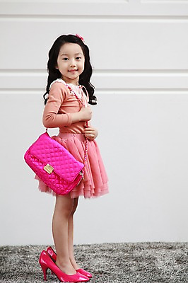 포토 JPG 전신 라이프스타일 여자 패션 딸 어린이라이프 어린이 구두 가방 놀이 실내 한명 서기 미소 웃음 사람 동양인 소녀 옆모습 빨간색 카펫 유치원생 한국인 핸드백 매트 엄마놀이 여자만 여자한명만 어린이만 소녀만 소녀한명만 국내포토 1 잡화 뷰포인트 컬러 신발 가족 모션 표정 인종 내부 생활 파일형식