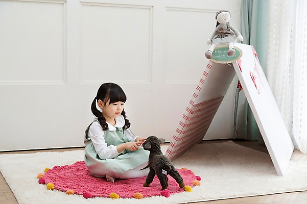 포토 JPG 전신 라이프스타일 여자 딸 어린이라이프 어린이 인형 놀이 실내 한명 사람 앉기 동양인 소녀 옆모습 장난감 놀이용품 카펫 유치원생 한국인 매트 인형놀이 아이방 여자만 여자한명만 어린이만 소녀만 소녀한명만 국내포토 1 뷰포인트 가족 모션 인종 내부 생활 방 오브젝트 파일형식