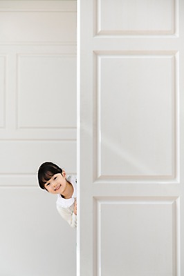 포토 JPG 라이프스타일 여자 딸 어린이라이프 어린이 장난 놀이 실내 한명 미소 웃음 사람 동양인 소녀 상반신 앞모습 소파 문 유치원생 한국인 방문 여자만 여자한명만 어린이만 소녀만 소녀한명만 국내포토 1 뷰포인트 의자 가족 표정 인종 내부 생활 파일형식