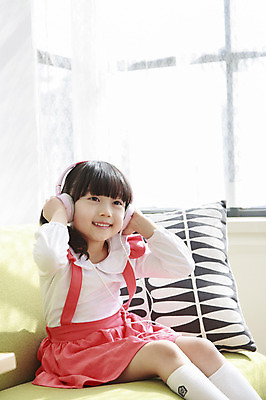 포토 JPG 라이프스타일 여자 딸 어린이라이프 어린이 쿠션 창문 실내 한명 미소 웃음 사람 앉기 동양인 소녀 소파 햇빛 헤드폰 유치원생 음악감상 듣기 한국인 여자만 여자한명만 어린이만 소녀만 소녀한명만 국내포토 1 음향기기 의자 가족 모션 표정 인종 내부 생활 태양 감상 파일형식