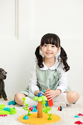 포토 JPG 전신 라이프스타일 여자 딸 어린이라이프 어린이 인형 놀이 실내 한명 미소 웃음 사람 앉기 동양인 소녀 앞모습 장난감 놀이용품 블록 카펫 유치원생 한국인 매트 아이방 여자만 여자한명만 어린이만 소녀만 소녀한명만 국내포토 1 뷰포인트 가족 모션 표정 인종 내부 생활 방 오브젝트 파일형식