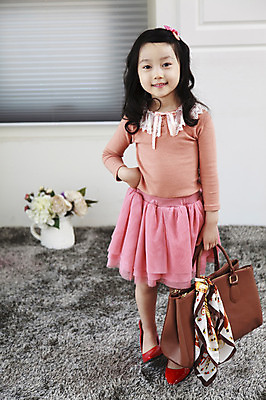 포토 JPG 전신 라이프스타일 여자 패션 딸 어린이라이프 어린이 구두 허리손 가방 놀이 실내 한명 서기 미소 웃음 들기 사람 동양인 소녀 앞모습 빨간색 꽃병 스카프 카펫 유치원생 한국인 핸드백 매트 엄마놀이 여자만 여자한명만 어린이만 소녀만 소녀한명만 국내포토 1 잡화 꽃 뷰포인트 컬러 포즈 신발 가족 모션 표정 인종 내부 생활 목도리 파일형식