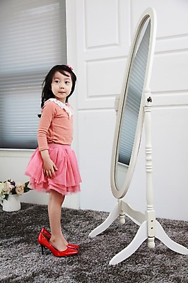 포토 JPG 전신 라이프스타일 응시 여자 패션 딸 어린이라이프 어린이 구두 놀이 실내 한명 서기 사람 동양인 소녀 옆모습 빨간색 꽃병 카펫 유치원생 거울 한국인 매트 엄마놀이 여자만 여자한명만 어린이만 소녀만 소녀한명만 국내포토 1 시선 꽃 뷰포인트 컬러 신발 가족 모션 인종 내부 생활 파일형식