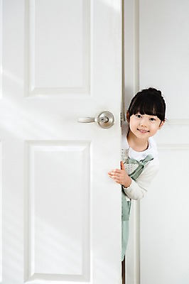 포토 JPG 라이프스타일 여자 딸 어린이라이프 어린이 장난 놀이 실내 한명 서기 미소 웃음 사람 동양인 소녀 앞모습 소파 문 유치원생 한국인 방문 여자만 여자한명만 어린이만 소녀만 소녀한명만 국내포토 1 뷰포인트 의자 가족 모션 표정 인종 내부 생활 파일형식