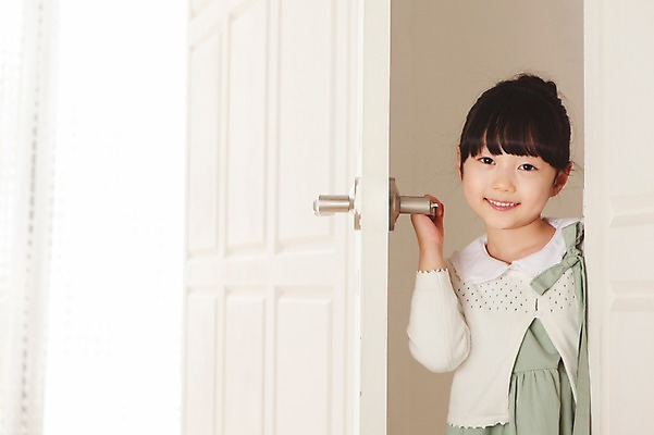 포토 JPG 라이프스타일 여자 딸 어린이라이프 어린이 장난 놀이 실내 한명 서기 미소 웃음 사람 동양인 소녀 상반신 앞모습 소파 문 유치원생 한국인 방문 여자만 여자한명만 어린이만 소녀만 소녀한명만 국내포토 1 뷰포인트 의자 가족 모션 표정 인종 내부 생활 파일형식