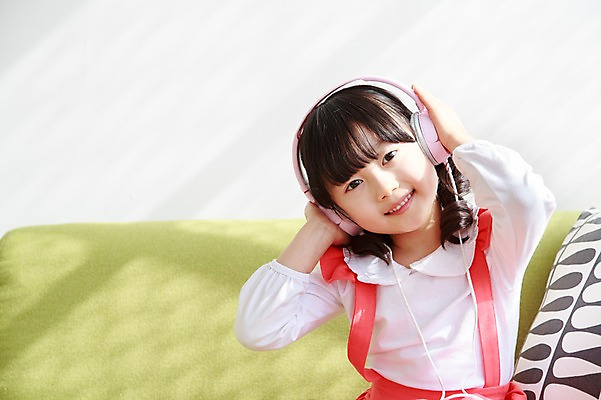 포토 JPG 라이프스타일 여자 딸 어린이라이프 어린이 쿠션 실내 한명 미소 웃음 사람 앉기 동양인 소녀 상반신 앞모습 소파 햇빛 헤드폰 유치원생 음악감상 듣기 한국인 여자만 여자한명만 어린이만 소녀만 소녀한명만 국내포토 1 뷰포인트 음향기기 의자 가족 모션 표정 인종 내부 생활 태양 감상 파일형식