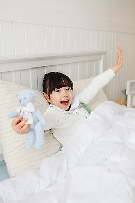 포토 JPG 라이프스타일 여자 딸 어린이라이프 어린이 인형 베개 실내 한명 미소 웃음 들기 사람 동양인 소녀 상반신 옆모습 눕기 유치원생 곰인형 침실 이불 한국인 침대 잠 여자만 여자한명만 어린이만 소녀만 소녀한명만 국내포토 1 뷰포인트 가구 가족 침구 모션 표정 인종 내부 생활 파일형식
