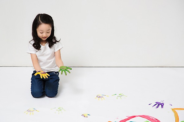 포토 JPG 전신 라이프스타일 여자 딸 어린이라이프 어린이 놀이 바닥 실내 손바닥 미술 한명 미소 웃음 사람 앉기 동양인 소녀 앞모습 페인트 물감 그림물감 유치원생 한국인 그리기 그림 여자만 여자한명만 어린이만 소녀만 소녀한명만 국내포토 1 손 뷰포인트 가족 모션 문화예술 표정 인종 내부 생활 미술도구 파일형식