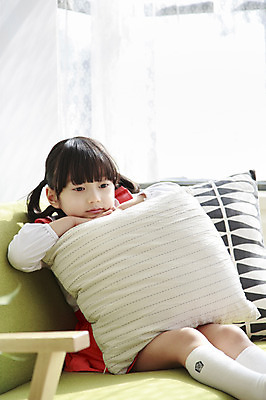 포토 JPG 라이프스타일 여자 딸 어린이라이프 어린이 쿠션 창문 휴식 실내 한명 사람 앉기 동양인 소녀 앞모습 소파 햇빛 유치원생 한국인 고독 여자만 여자한명만 어린이만 소녀만 소녀한명만 국내포토 1 감정 뷰포인트 컨셉 의자 가족 모션 인종 내부 생활 태양 파일형식