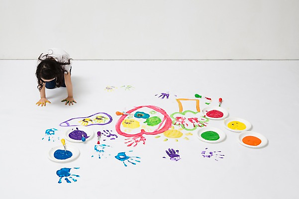 포토 JPG 전신 라이프스타일 접시 여자 딸 어린이라이프 어린이 놀이 바닥 실내 손바닥 미술 한명 사람 앉기 동양인 소녀 앞모습 페인트 물감 그림물감 유치원생 한국인 붓 그리기 그림 여자만 여자한명만 어린이만 소녀만 소녀한명만 국내포토 1 식기 손 뷰포인트 가족 모션 문화예술 인종 내부 생활 미술도구 파일형식