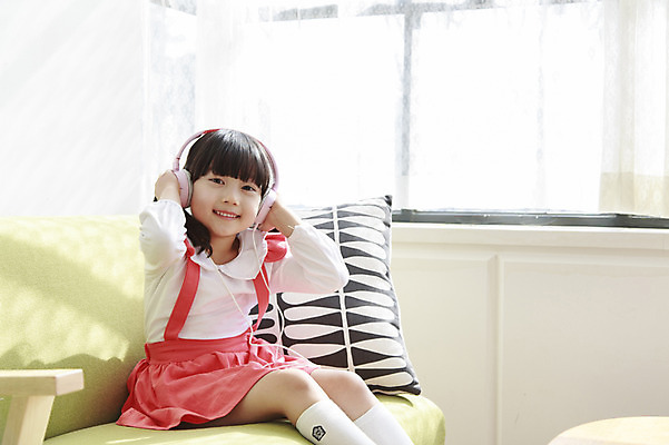 포토 JPG 라이프스타일 여자 딸 어린이라이프 어린이 쿠션 창문 실내 한명 미소 웃음 사람 앉기 동양인 소녀 소파 햇빛 헤드폰 유치원생 음악감상 듣기 한국인 여자만 여자한명만 어린이만 소녀만 소녀한명만 국내포토 1 음향기기 의자 가족 모션 표정 인종 내부 생활 태양 감상 파일형식