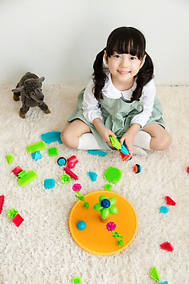 포토 JPG 전신 라이프스타일 여자 딸 어린이라이프 어린이 인형 놀이 실내 한명 미소 웃음 사람 앉기 동양인 소녀 앞모습 하이앵글 장난감 놀이용품 블록 카펫 유치원생 한국인 매트 아이방 여자만 여자한명만 어린이만 소녀만 소녀한명만 국내포토 1 뷰포인트 가족 모션 표정 인종 내부 생활 방 오브젝트 파일형식