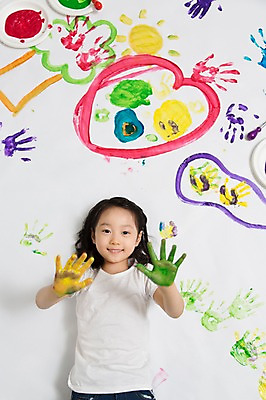 포토 JPG 라이프스타일 접시 여자 딸 어린이라이프 어린이 놀이 바닥 실내 손바닥 미술 한명 미소 웃음 사람 동양인 소녀 상반신 앞모습 하이앵글 눕기 페인트 물감 그림물감 유치원생 한국인 그리기 그림 여자만 여자한명만 어린이만 소녀만 소녀한명만 국내포토 1 식기 손 뷰포인트 가족 모션 문화예술 표정 인종 내부 생활 미술도구 파일형식